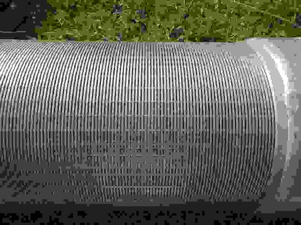 Detailaufnahme des verbauten 10 Zoll Edelstahl-Wickeldrahtfilterrohrs.