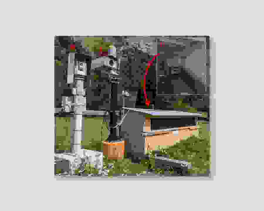 Instrumentestandort Rosshubel mit automatischem Tachymeter (a), Kamera (b) und Radar (c, platziert in Schutzhütte, vgl. Inset für Innenansicht)