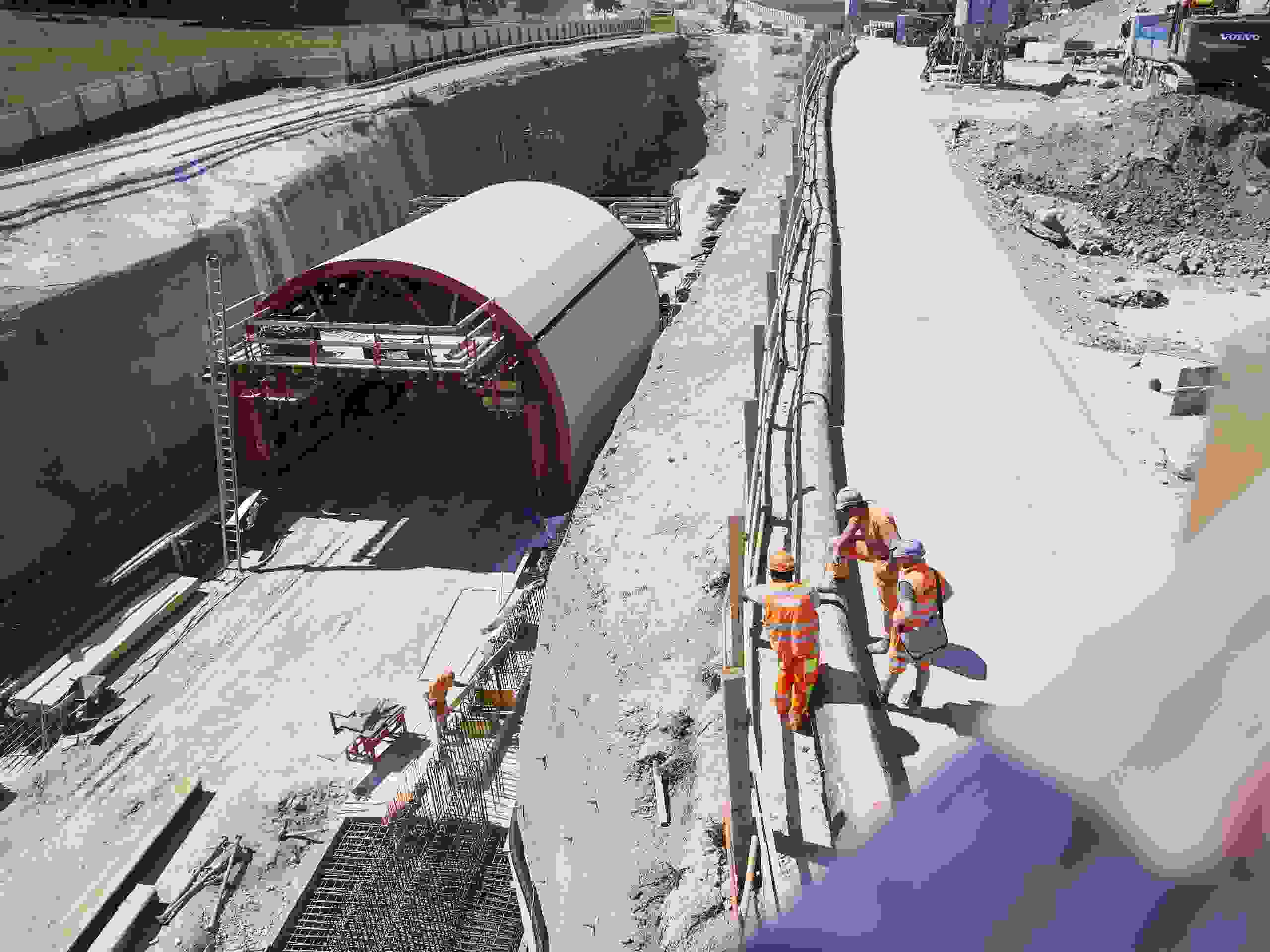 Der neue Tagbautunnel mit Schalwagen.