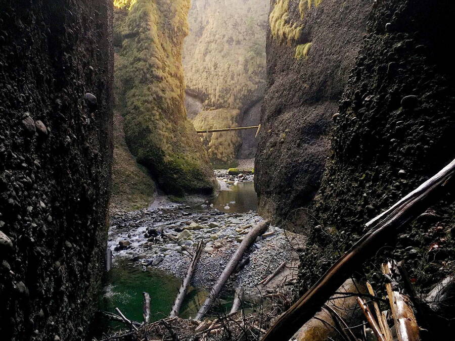Blick von der Verklausung die Emmeschlucht flussaufwärts in Richtung Schangnau. Im Hintergrund ist ein Balken einer weggeschwemmten Brücke sichtbar, der beim Hochwasser eingeklemmt wurde und den damaligen Wasserstand anzeigt.