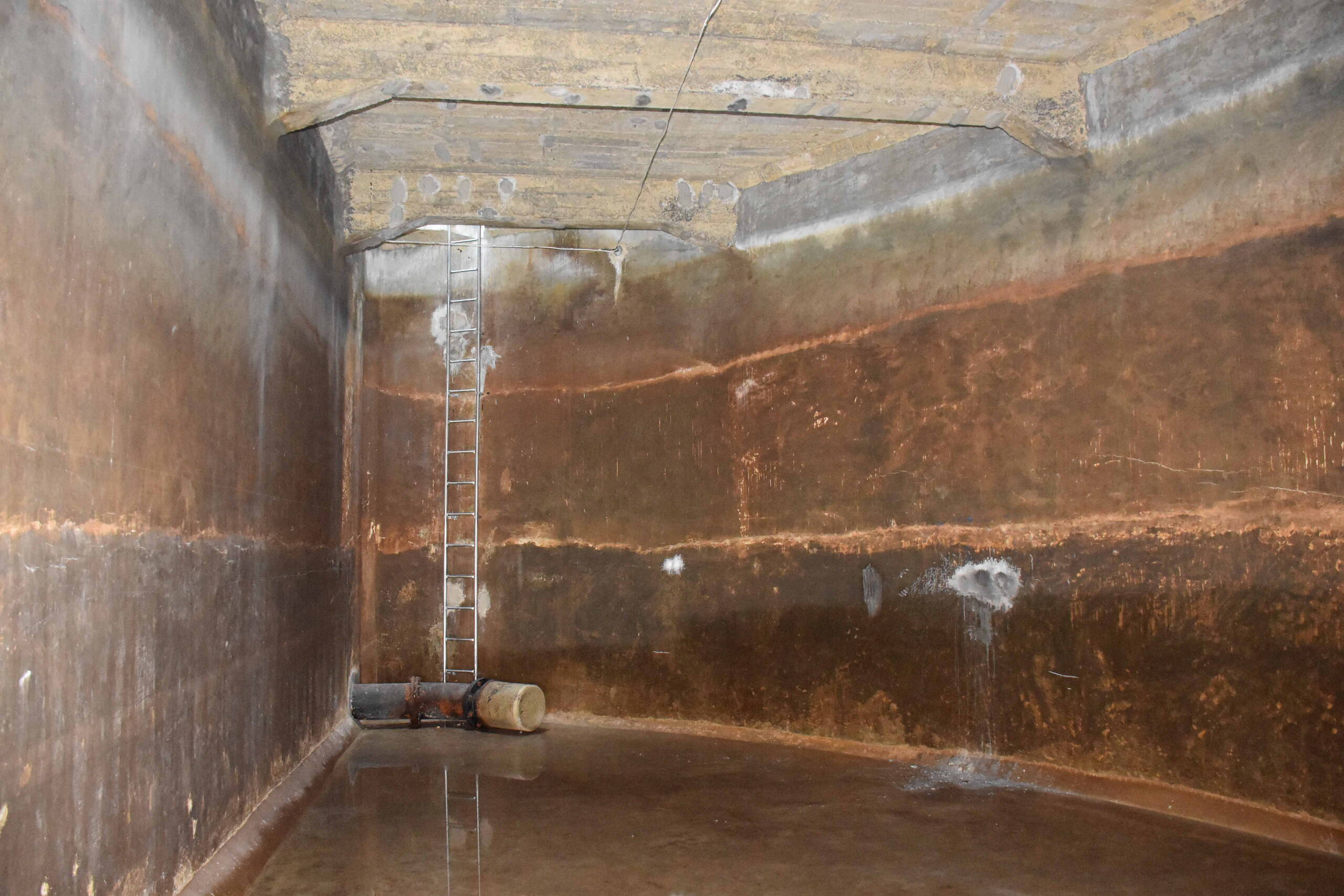 Au fil du temps, l’eau a laissé des traces sur les parois des cuves. Au fil du temps, l’eau a laissé des traces sur les parois des cuves.