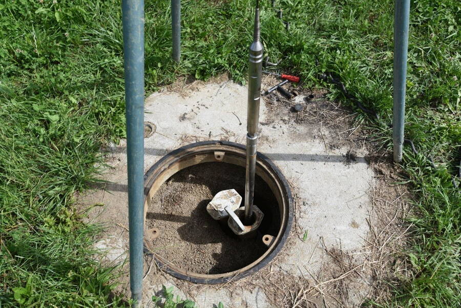 Einsatz des Tiefenbailers in einer mehrfach verfilterten Grundwasserbohrung. Einsatz des Tiefenbailers in einer mehrfach verfilterten Grundwasserbohrung.