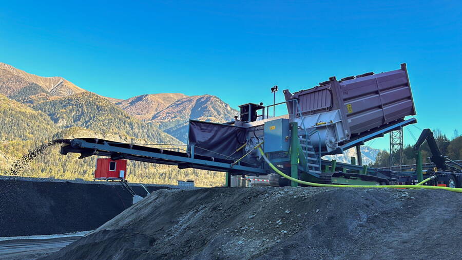 Der Container mit der Trockenschlacke wird über eine eigens konstruierte Endlade und Befeuchtungsanalage bewässert und anschliessend in der Deponie eingebaut. 