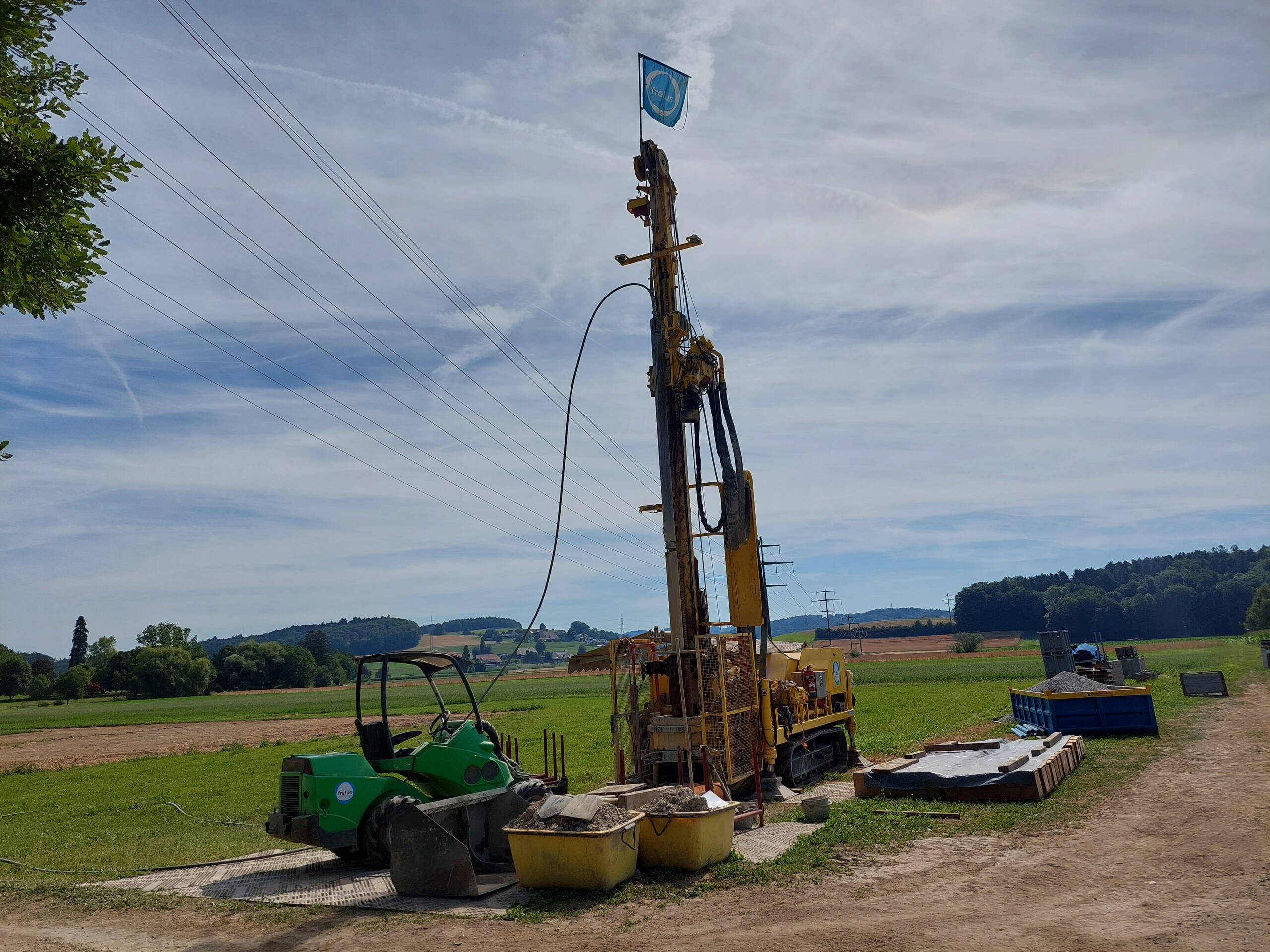 Hydrogeologische Vorerkundung  Bohrgerät am Standort des Probeentnahmebrunnens im südlichen Bereich der Projektparzelle.