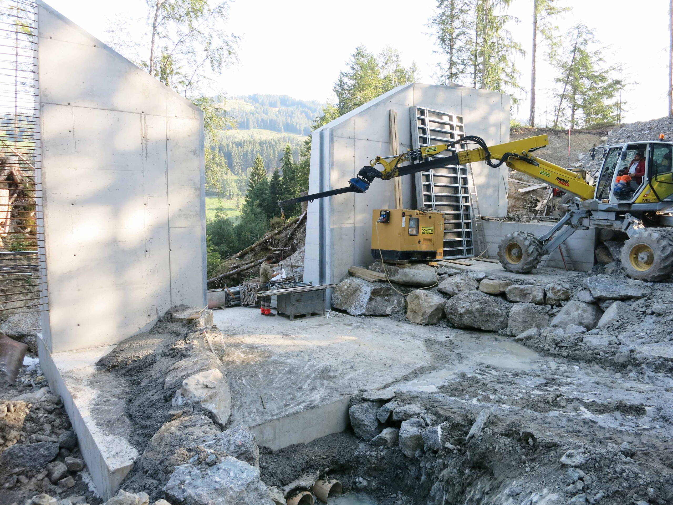 … pour permettre la construction du radier et des murs de l’ouvrage de retenue.