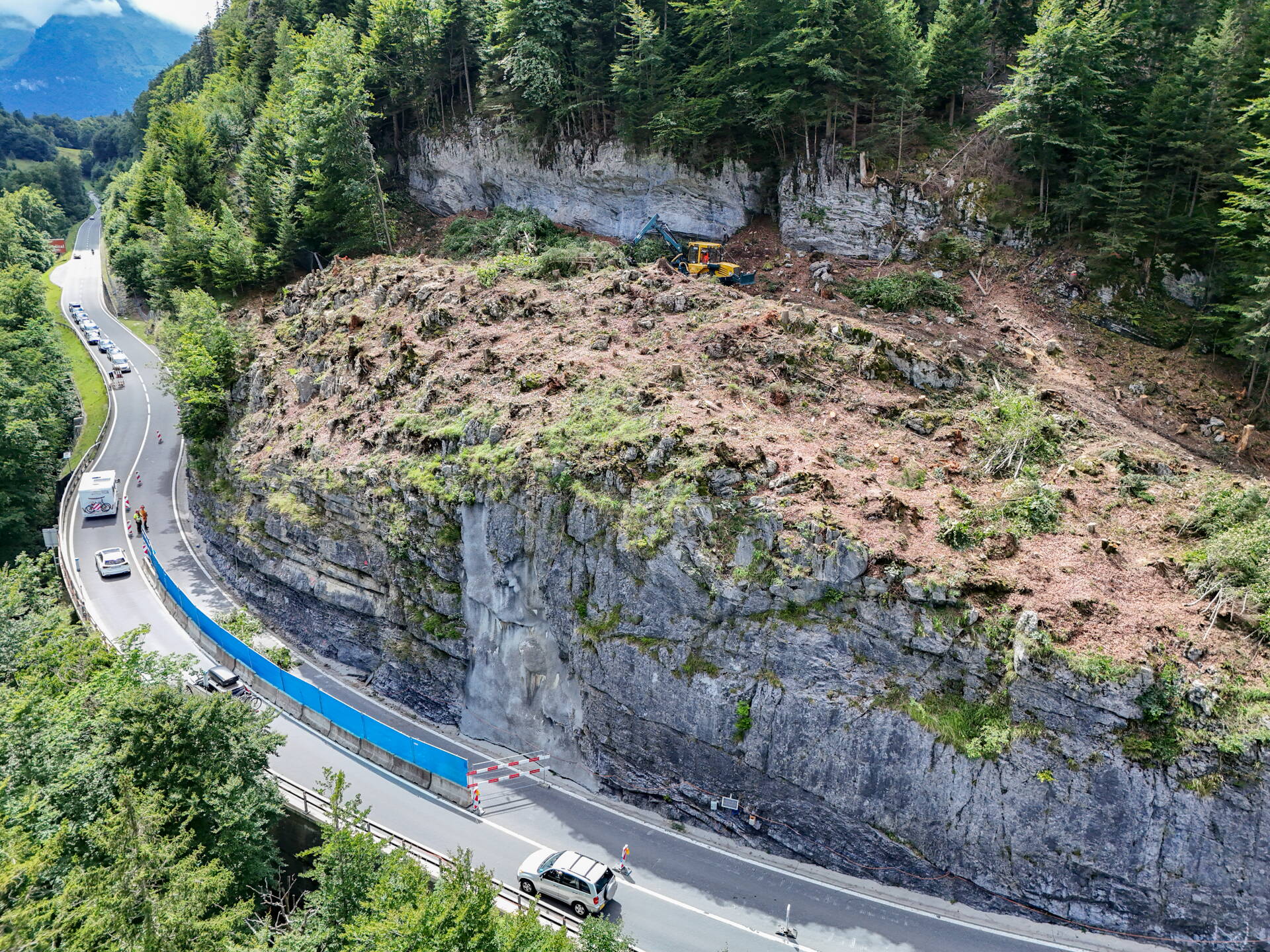 Die bergseitige Fahrbahn wurde für den Verkehr gesperrt und mit einem Alarmsystem versehen. Die bergseitige Fahrbahn wurde für den Verkehr gesperrt und mit einem Alarmsystem versehen.