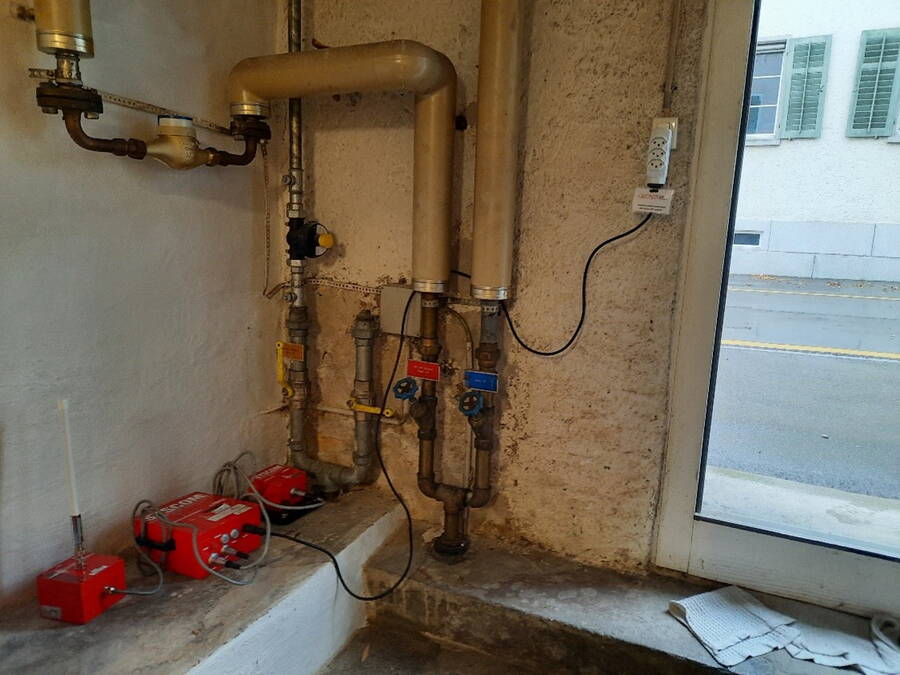 Erschütterungsmessstandort in einem flach fundierten Haus unmittelbar neben der zu sanierenden Strasse Erschütterungsmessstandort in einem flach fundierten Haus unmittelbar neben der zu sanierenden Strasse