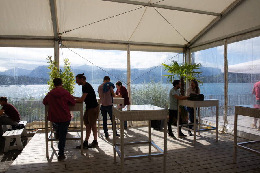 Kleine Gruppen arbeiten am Ufer des Vierwaldstättersees. 