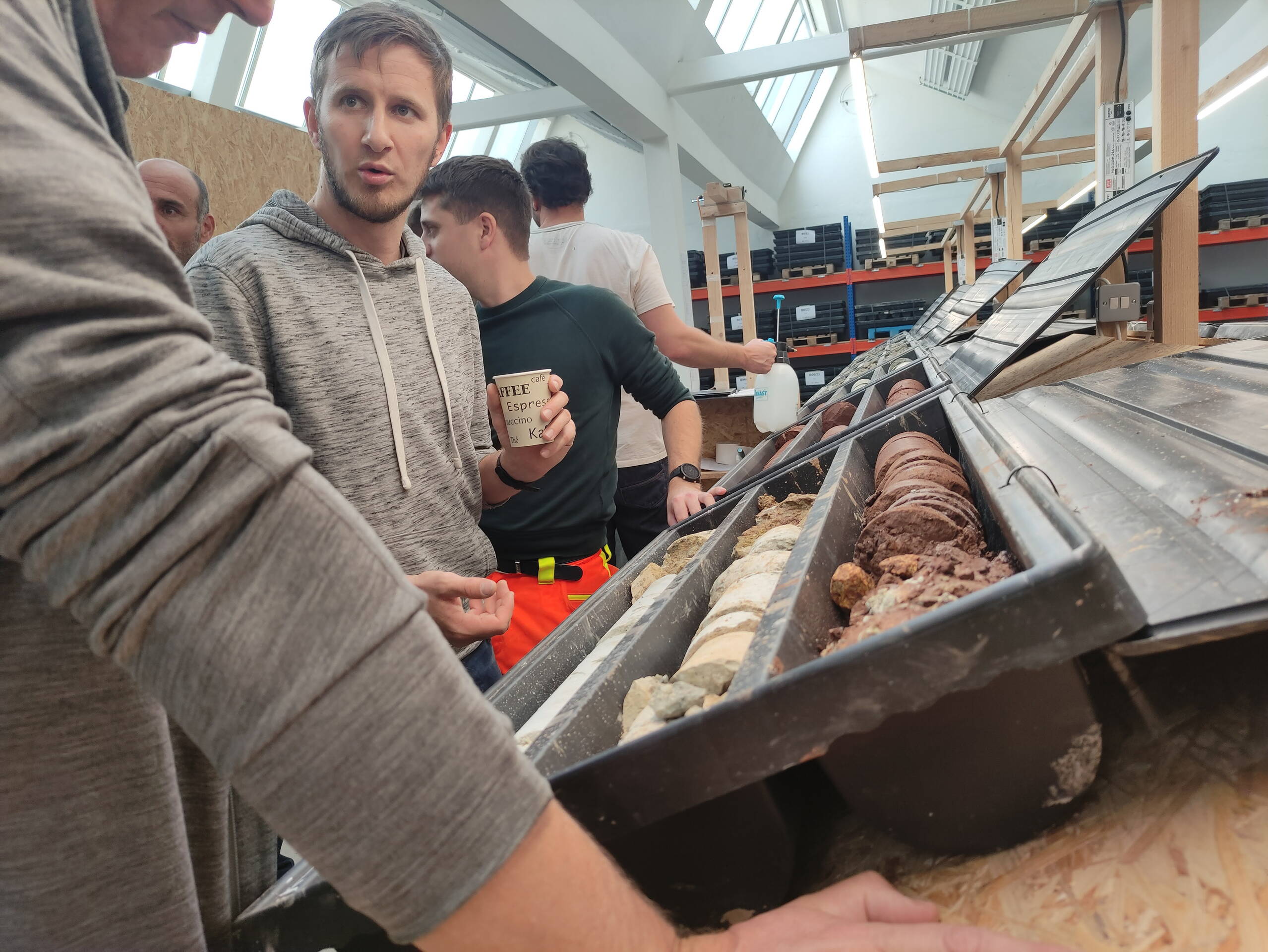 Ausgelegter Bohrkern auf dem Tisch im Kernlager von CST in Olten, wo die Bohrkerne der Erkundungsbohrungen aufgenommen und gelagert werden. Ausgelegter Bohrkern auf dem Tisch im Kernlager von CST in Olten, wo die Bohrkerne der Erkundungsbohrungen aufgenommen und gelagert werden.