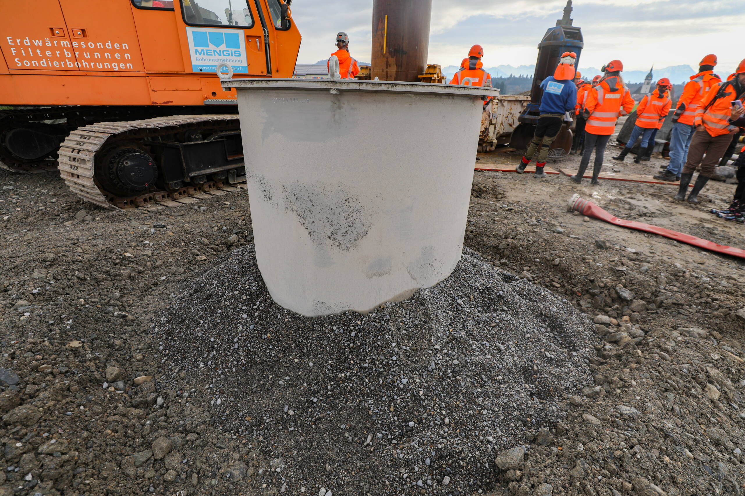 Le premier des deux puits est déjà en place et prêt pour les travaux de développement (désensablage). 
