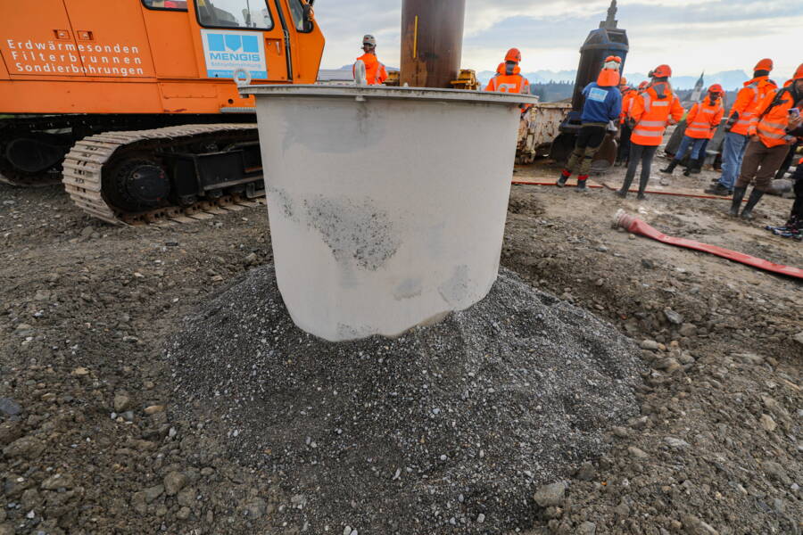 Der erste der beiden Brunnen steht bereits und ist bereit für die Brunnenentwicklung (Entsandung). 