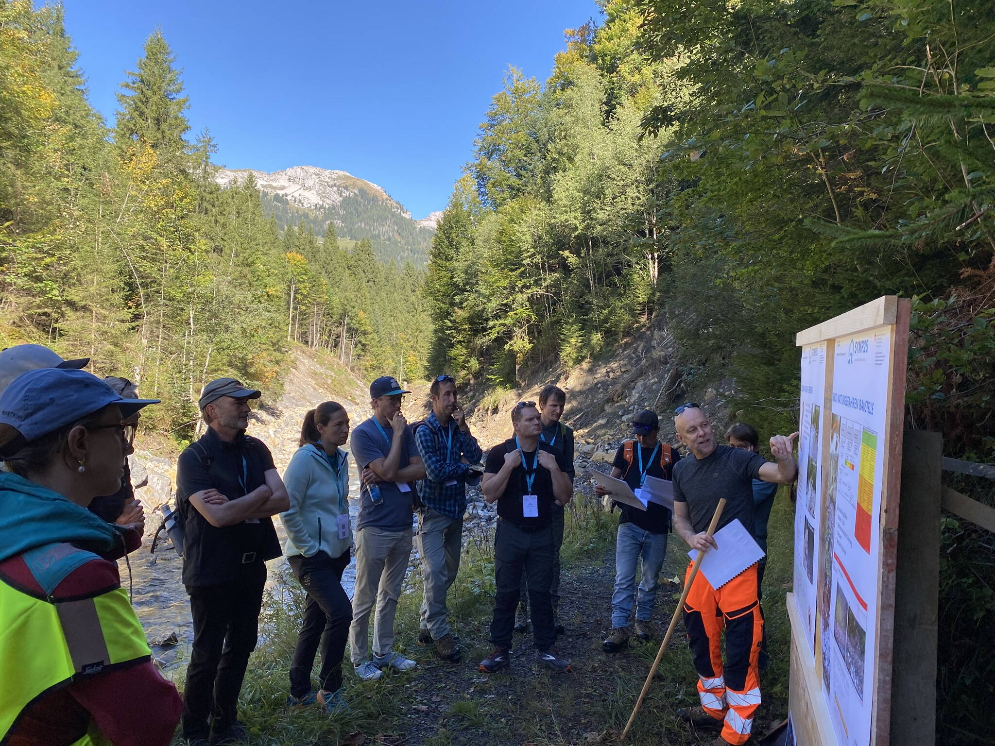 An Plakaten wird der Sachverhalt erklärt. An Plakaten wird der Sachverhalt erklärt.