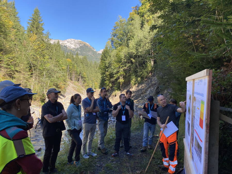 An Plakaten wird der Sachverhalt erklärt. An Plakaten wird der Sachverhalt erklärt.