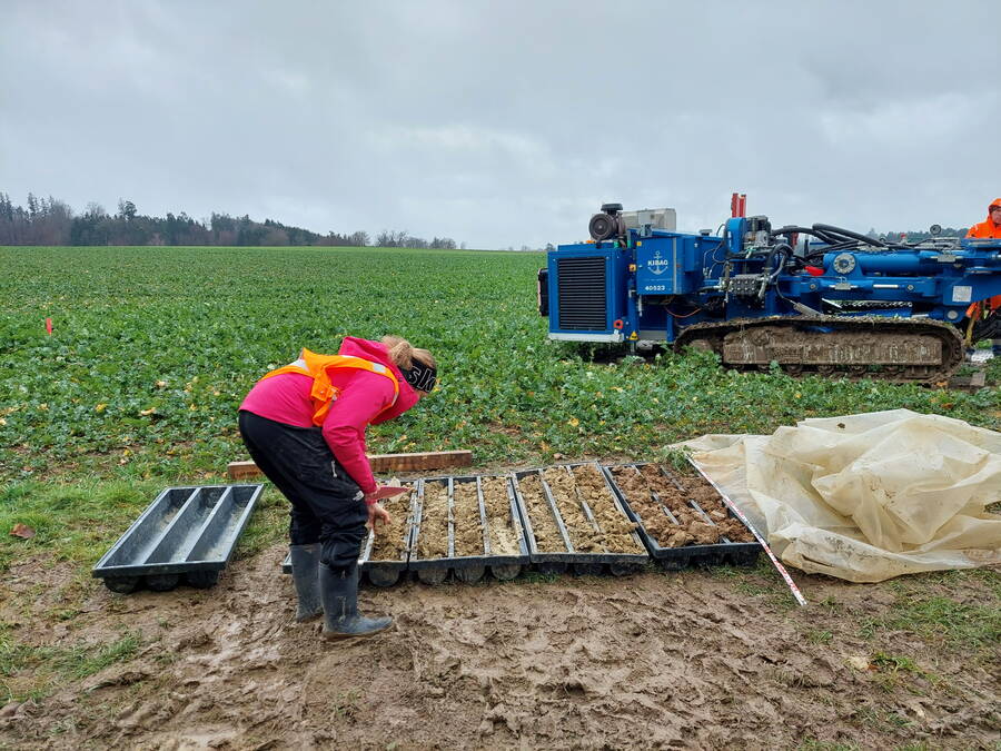 Die GEOTEST-Geologin begutachtet die Bohrkerne.
