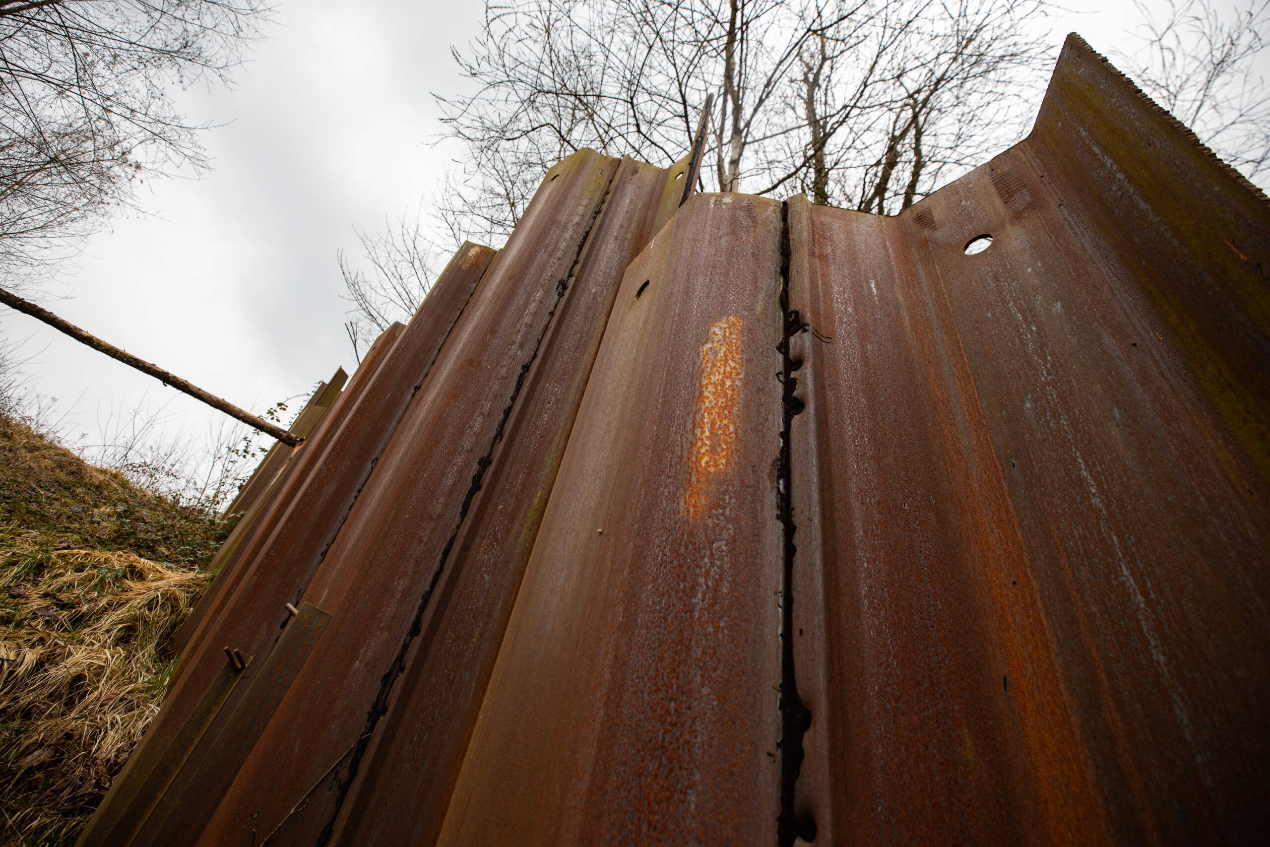 Des palplanches empêchent les polluants de « La Pila » de se déverser dans la Sarine. 