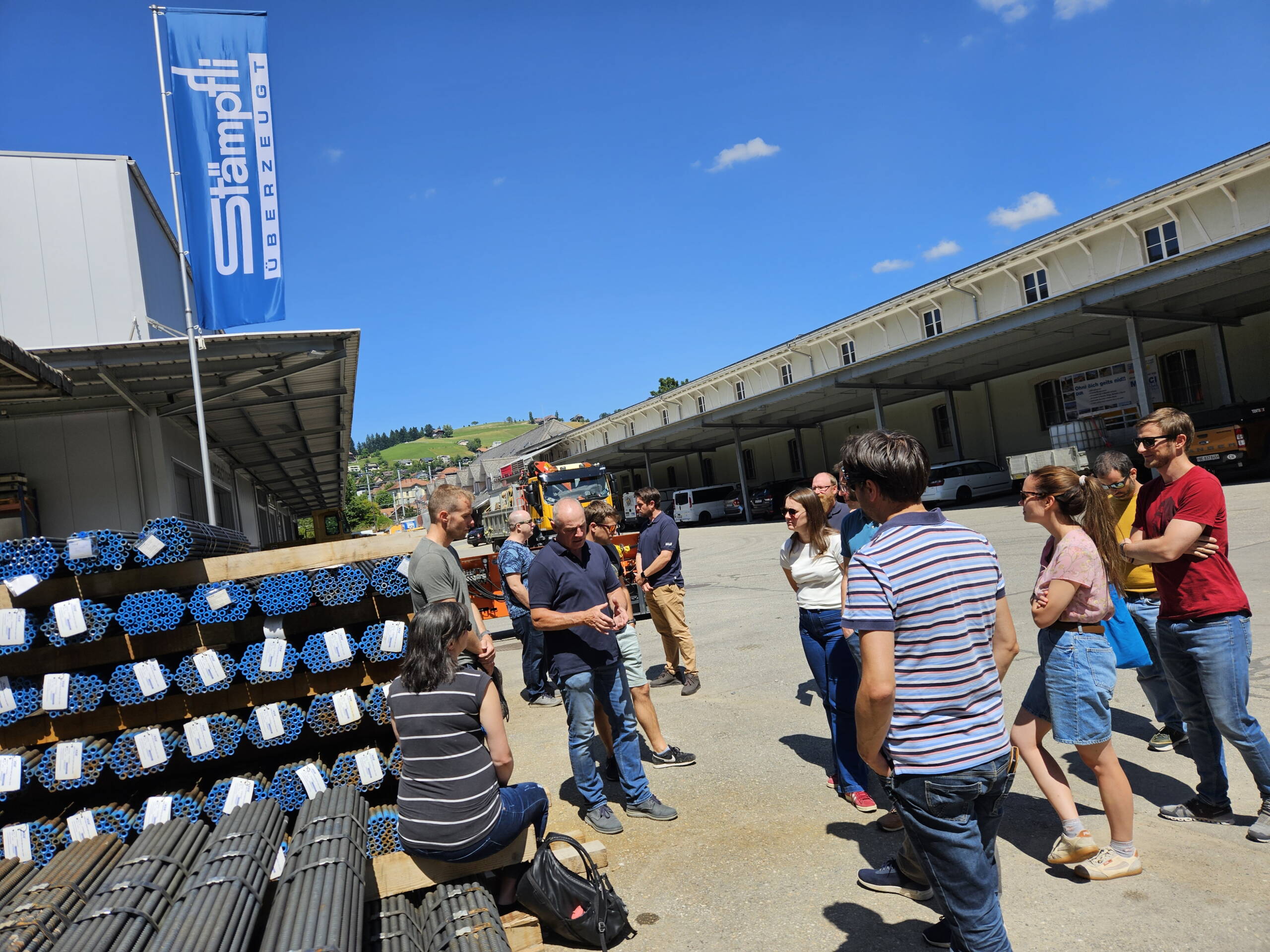 Présentation de la société Stämpfli AG et visite guidée de l'entrepôt intérieur et extérieur. Présentation de la société Stämpfli AG et visite guidée de l'entrepôt intérieur et extérieur.