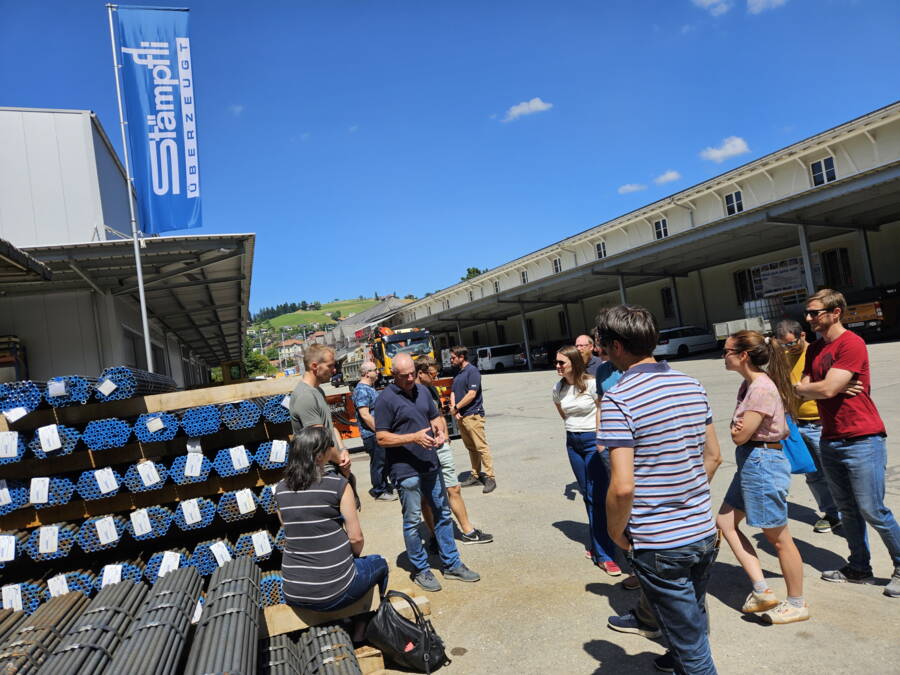 Vorstellung der Firma Stämpfli AG und Führung durch das Innen- und Aussenlager. Vorstellung der Firma Stämpfli AG und Führung durch das Innen- und Aussenlager.