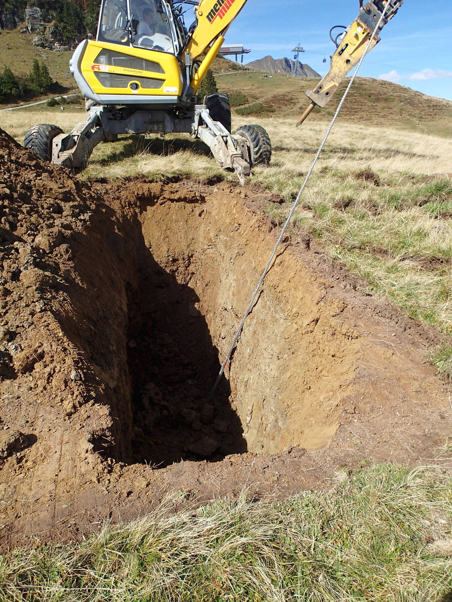 Reconnaissance des sédiments meubles au moyen d’un sondage à la pelle rétro. Reconnaissance des sédiments meubles au moyen d’un sondage à la pelle rétro.