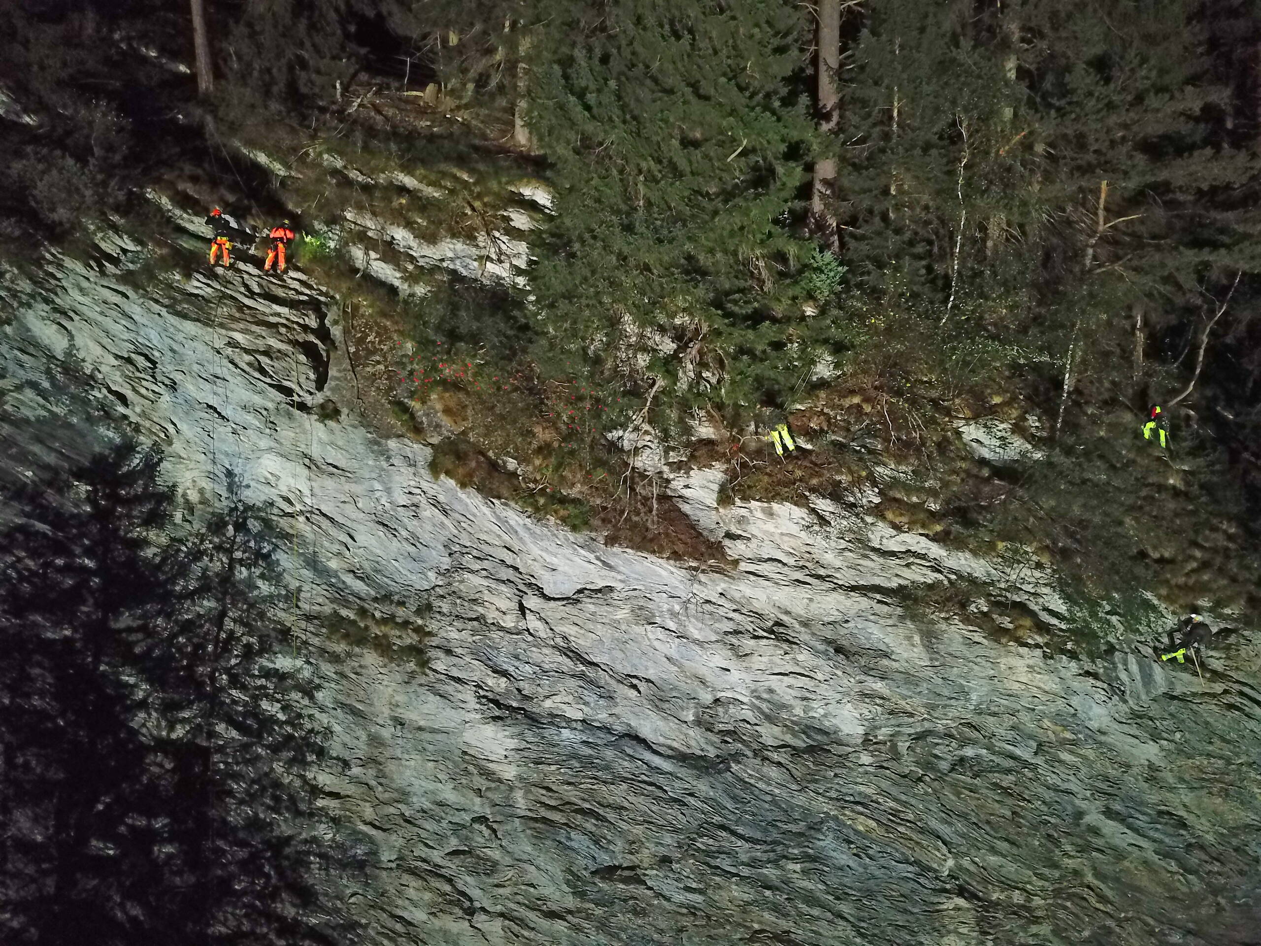 Nettoyage de la roche de la Via Mala du Rhin postérieur. Nettoyage de la roche de la Via Mala du Rhin postérieur.