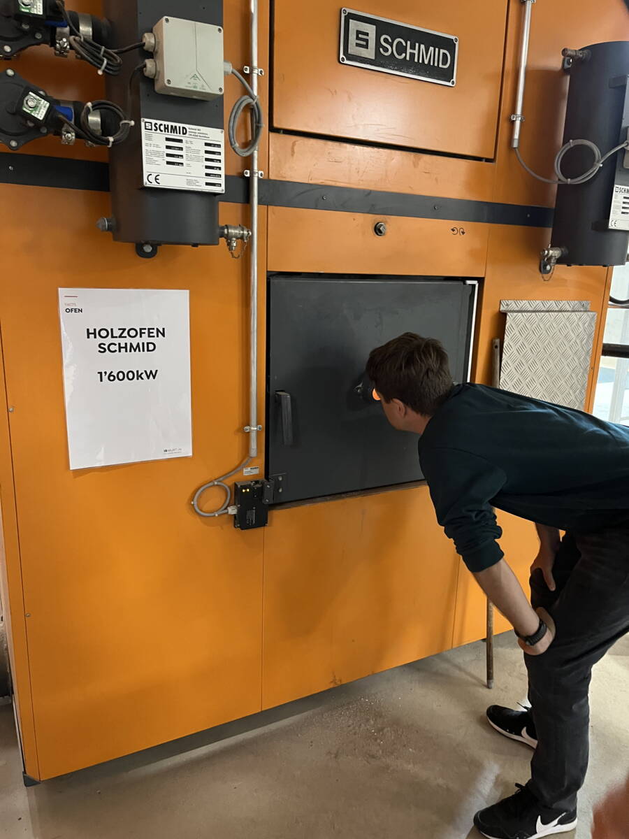 In diesem Ofen entsteht die Fernwärme für den Raum Murten...  In diesem Ofen entsteht die Fernwärme für den Raum Murten...