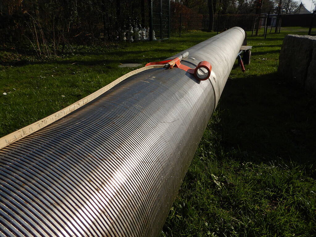 Ersatz Grundwasserbrunnen  Das Edelstahl-Wickeldrahtfilterrohr wird für den Einbau vorbereitet.