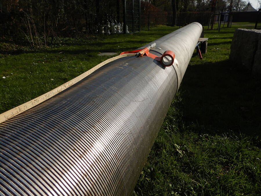 Ersatz Grundwasserbrunnen  Das Edelstahl-Wickeldrahtfilterrohr wird für den Einbau vorbereitet.