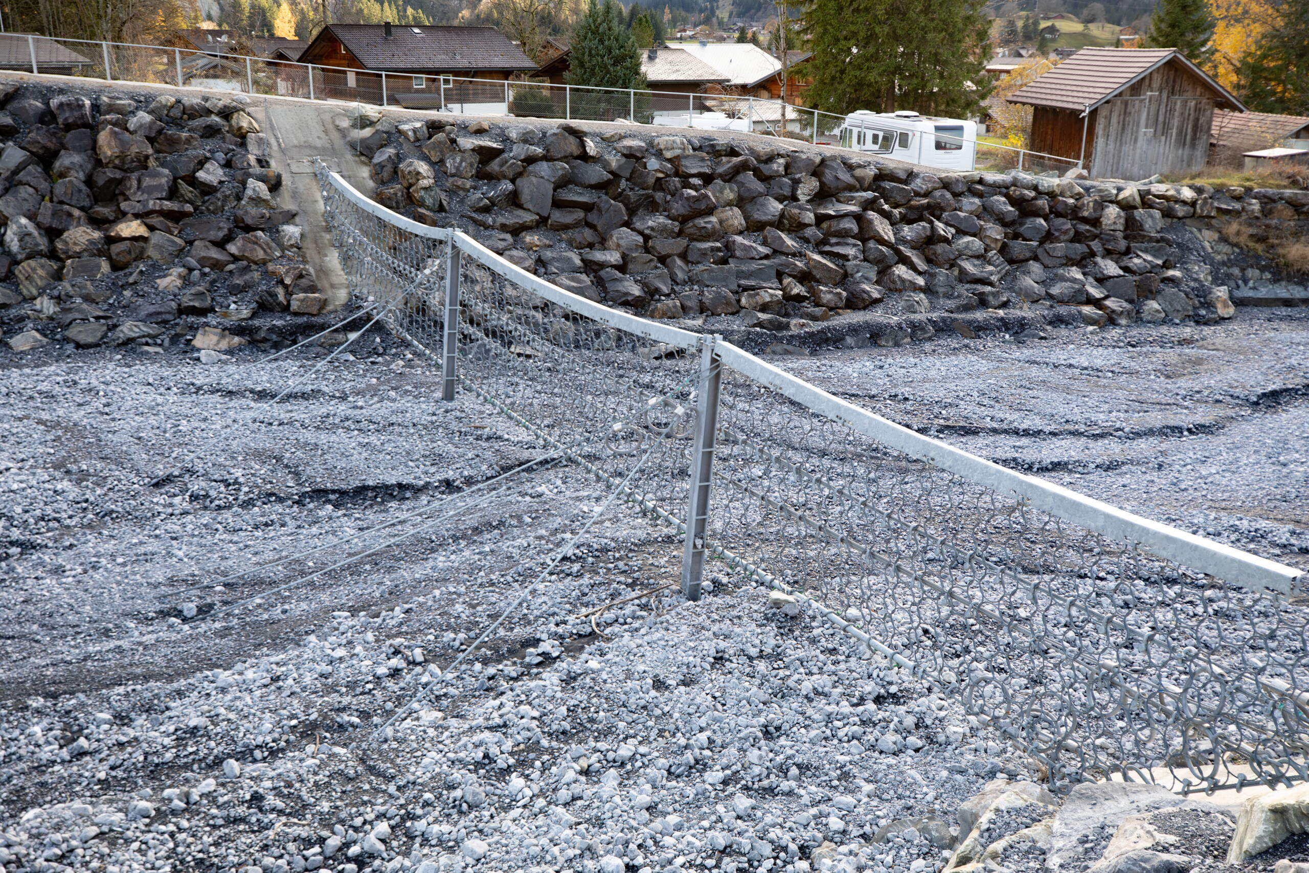 Des filets de retenue spéciaux installés avant le confluent du ruisseau et de la Kander doivent empêcher les embâcles et retenir les sédiments.