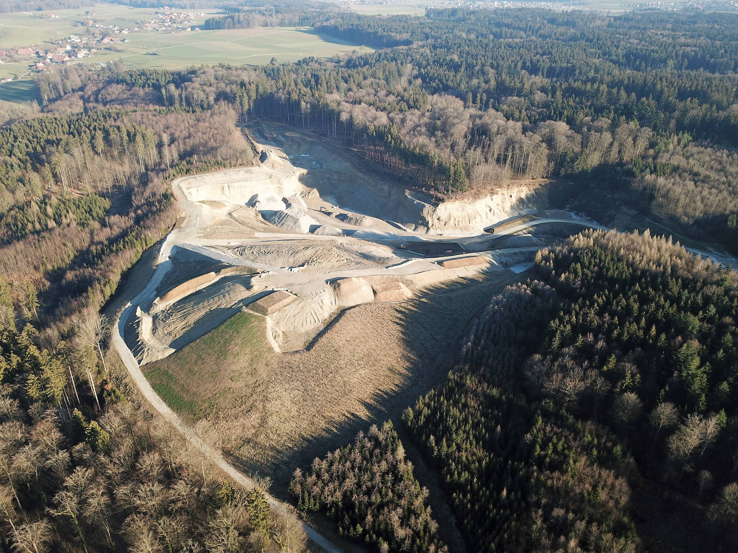 Vue d’ensemble de la gravière et de la zone concernée par l’extension. Vue d’ensemble de la gravière et de la zone concernée par l’extension.