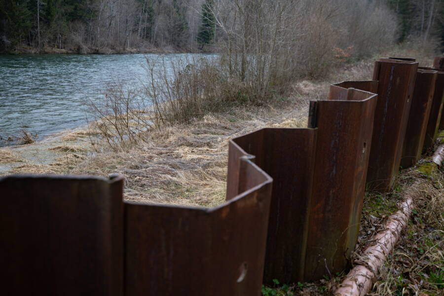 The site is surrounded by the Saane river and is contained downstream by a sheet pile wall. The site is surrounded by the Saane river and is contained downstream by a sheet pile wall.