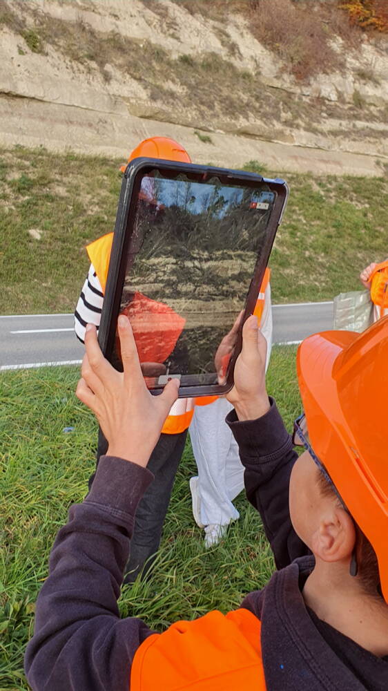 Comme de véritables géologues expérimentés, les enfants ont observé attentivement la paroi rocheuse. Comme de véritables géologues expérimentés, les enfants ont observé attentivement la paroi rocheuse.