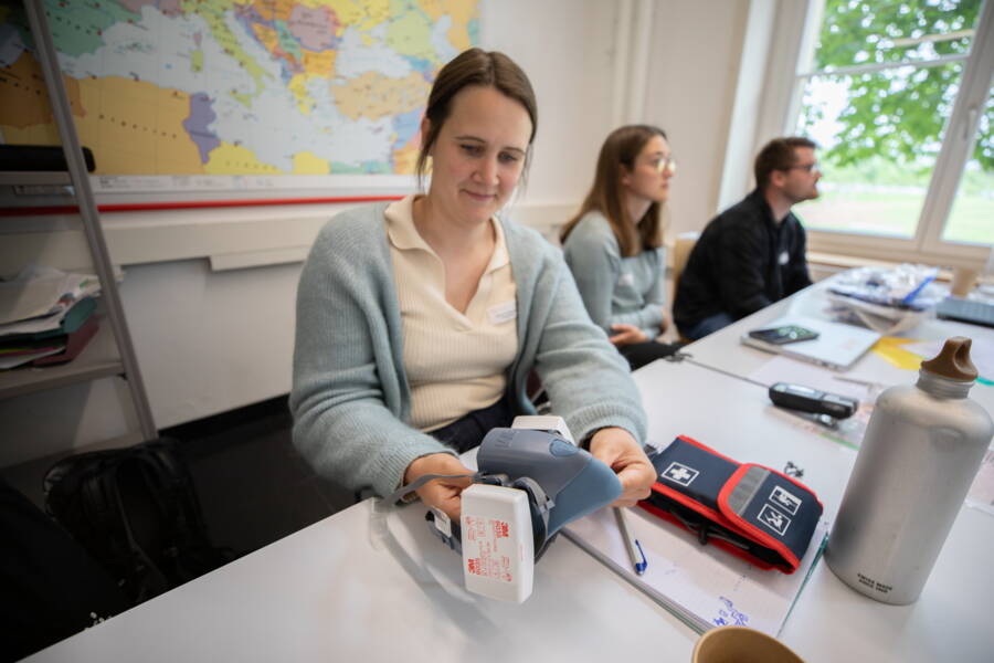 Lors de travaux dans des environnements où l’amiante pourrait être présent, une protection respiratoire complète est indispensable. Lors de travaux dans des environnements où l’amiante pourrait être présent, une protection respiratoire complète est indispensable.