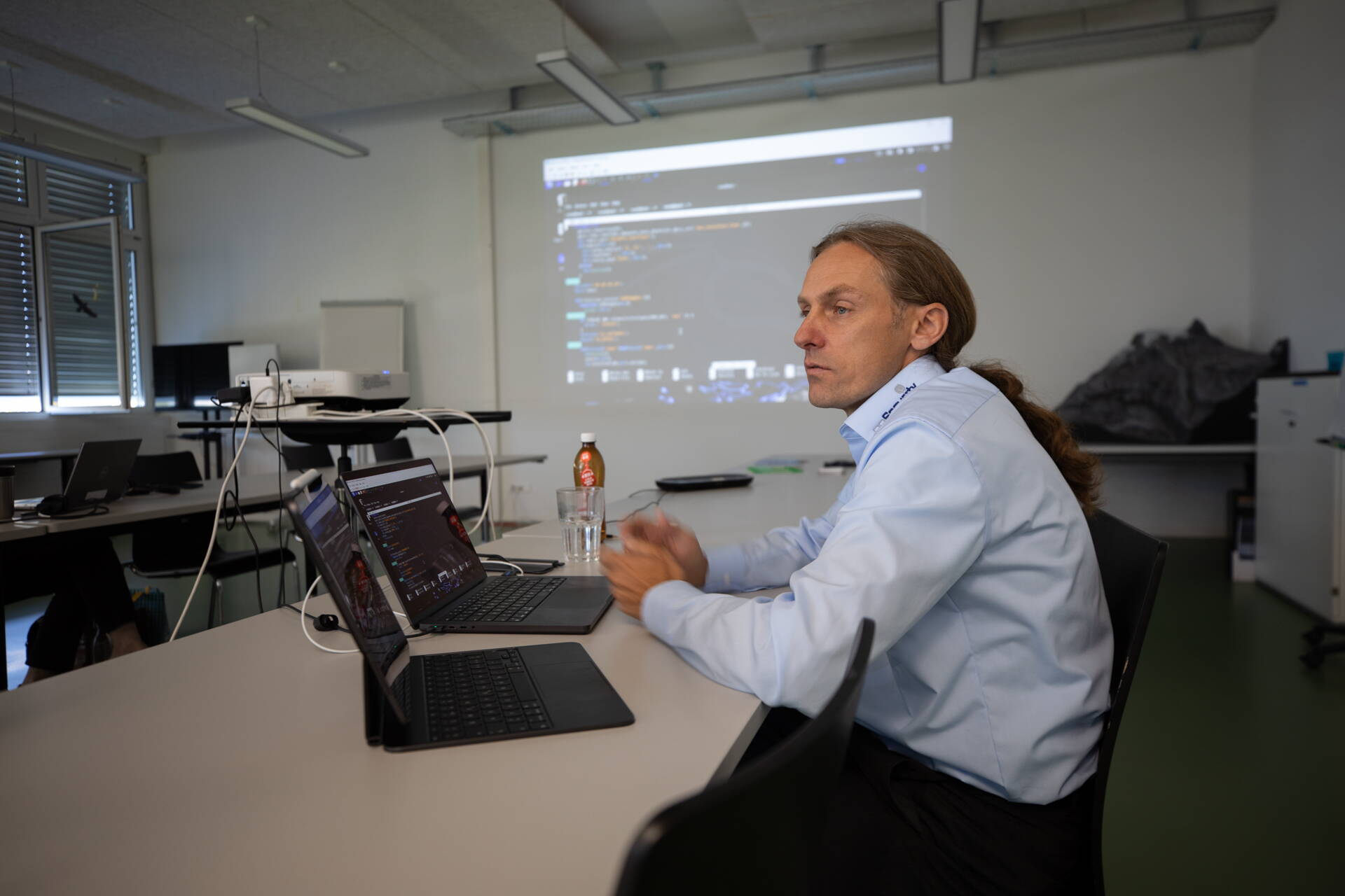 Kursleiter Marius Marius Hamborgstrøm erzählt, wie Sicherheitslücken entstehen können. Kursleiter Marius Marius Hamborgstrøm erzählt, wie Sicherheitslücken entstehen können.