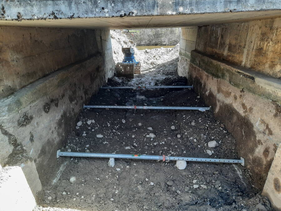 Der Holzbach wird tiefer gelegt. Der Holzbach wird tiefer gelegt.