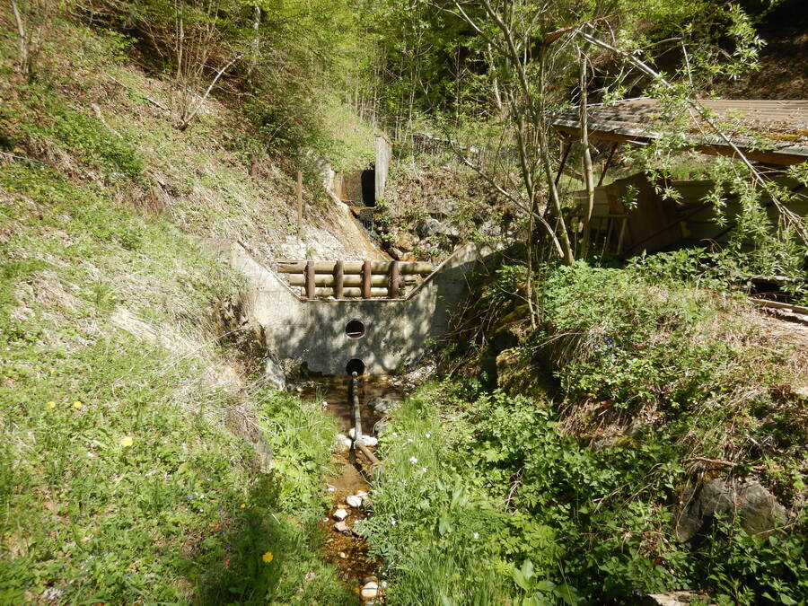 L’ancien dépotoir, qui était situé au même endroit, présentait une capacité insuffisante. Il a donc été démoli pour procéder à l’agrandissement de l’orifice d’écoulement.
