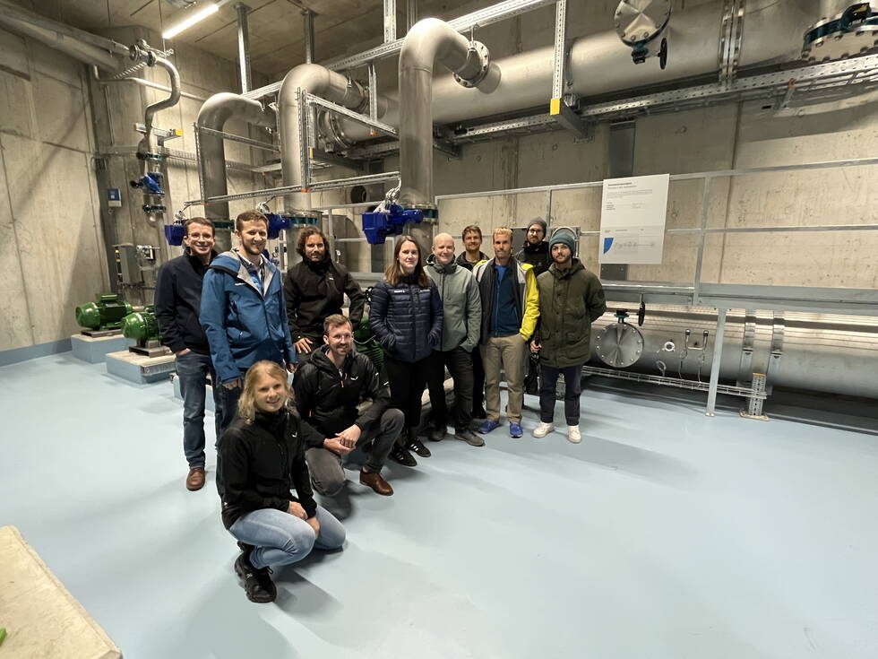 Mitarbeitende in der Seeenergie-zentrale Horw Weiterbildungsanlass Hydrogeologie & Geothermie 2023