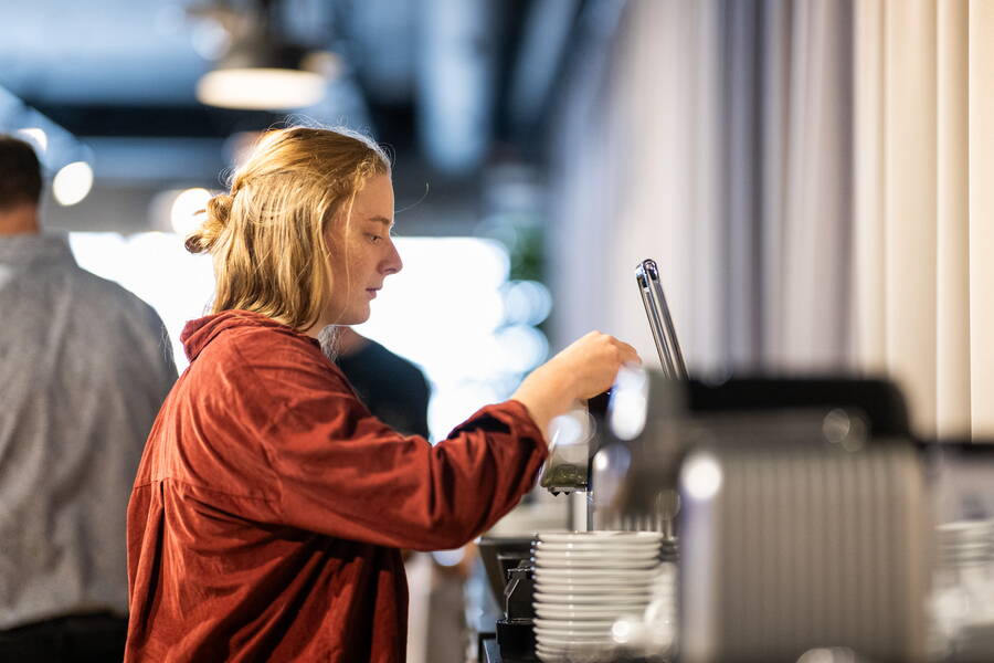 Die Zeit reicht noch für einen Kaffee, bevor Laurent alle Gäste begrüsst. 