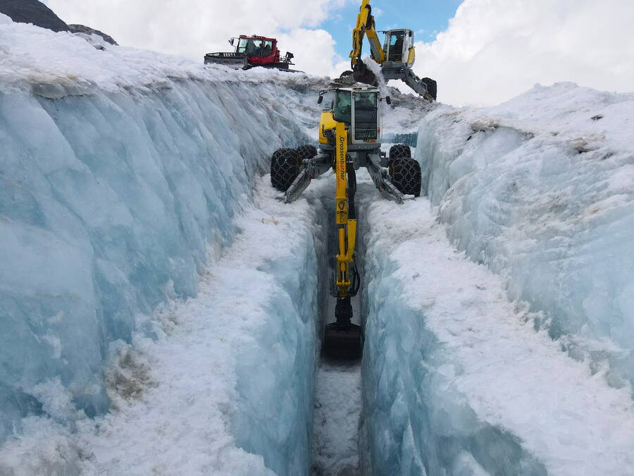 La nouvelle contournement aménagée dans la glace a une profondeur allant jusqu'à sept mètres et une longueur d'environ 430 mètres. La nouvelle contournement aménagée dans la glace a une profondeur allant jusqu'à sept mètres et une longueur d'environ 430 mètres.