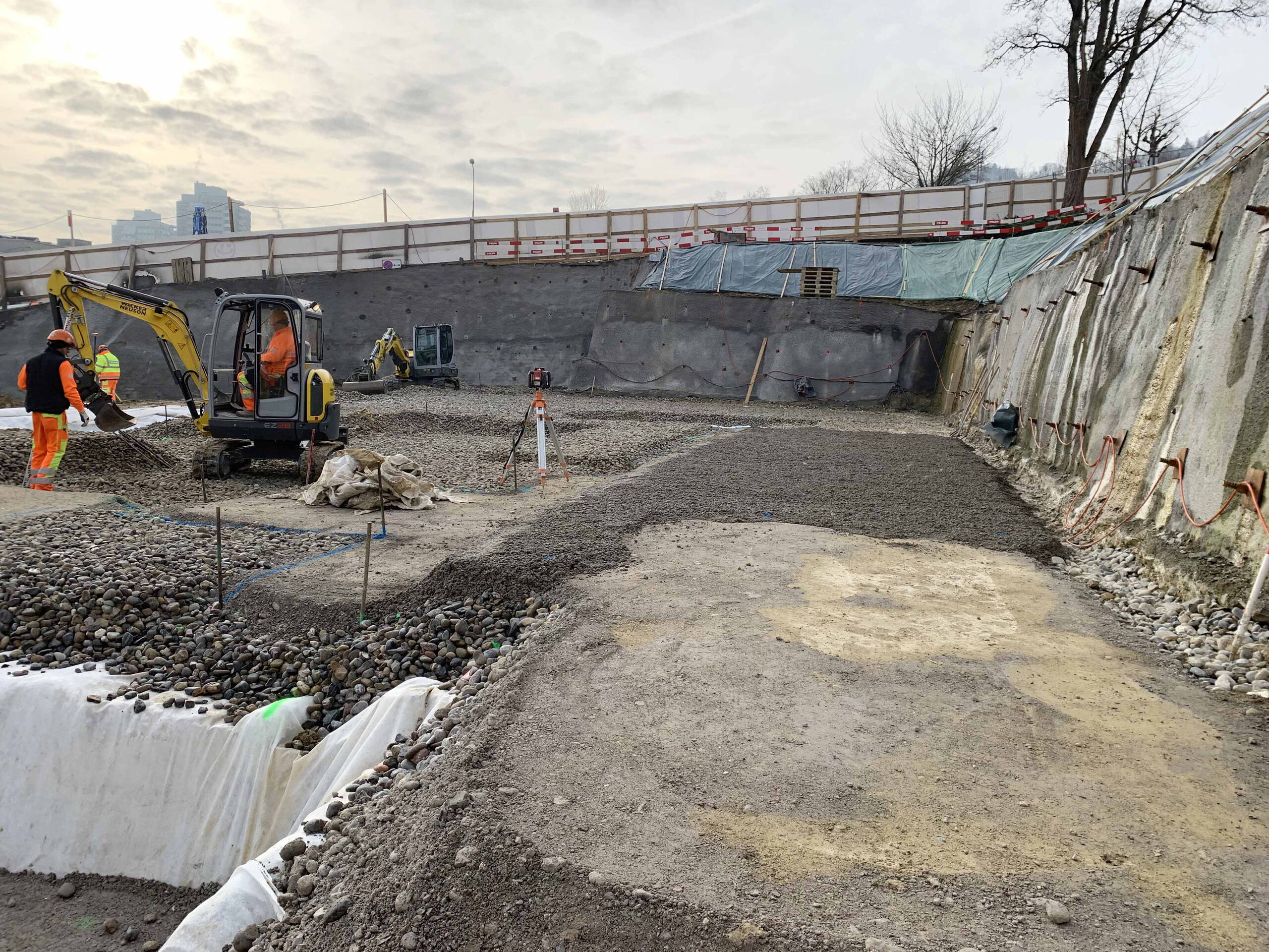 Baugrubensicherung mittels Nagelwand und Fundationsvorbereitung mittels Magerbetonsohle. Baugrubensicherung mittels Nagelwand und Fundationsvorbereitung mittels Magerbetonsohle.