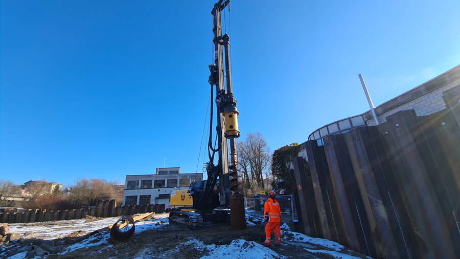 Le grand puits filtrant est en cours de construction. Le grand puits filtrant est en cours de construction.