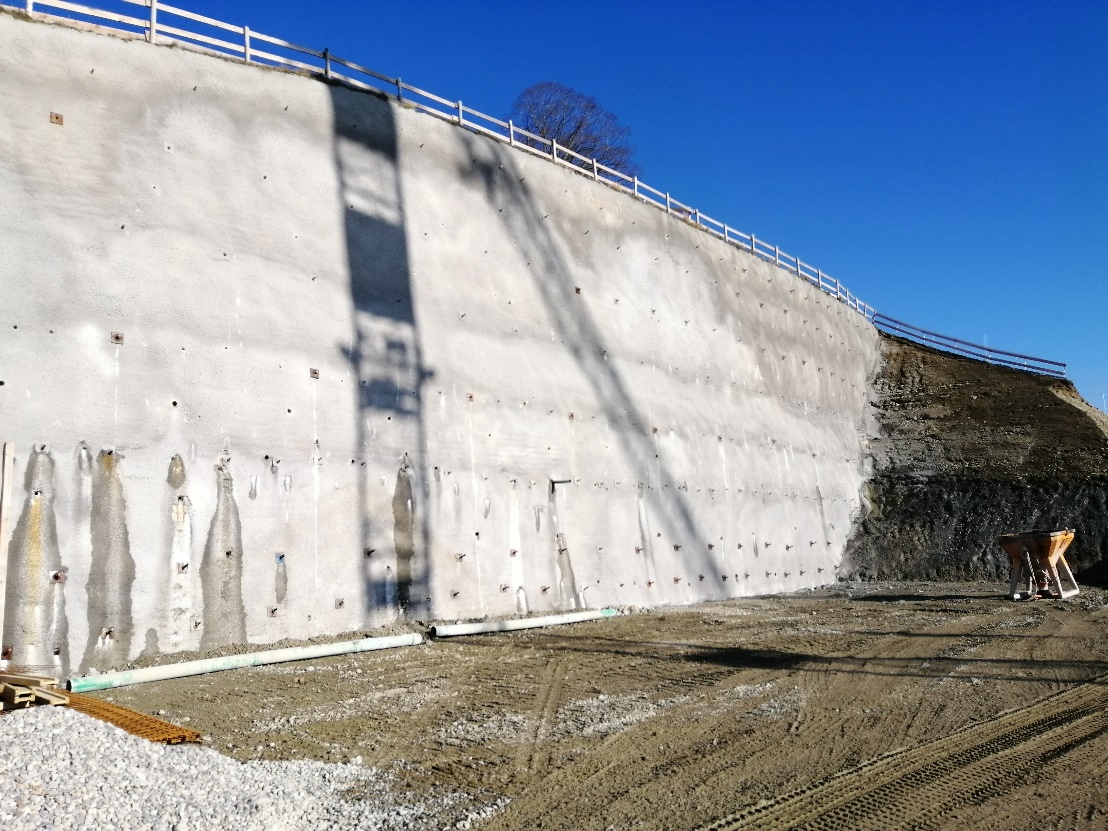Die Baugrubensicherung werden geodätisch und mit Inklinometern überwacht. Alles Sohlen müssen aufgrund der wechselnden Verhältnisse abgenommen werden.