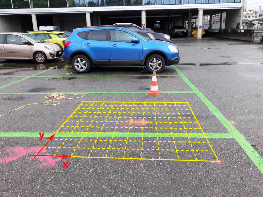 Le radar à impulsions est déplacé sur la surface à ausculter, le long d’une grille de mesure uniforme. Le radar à impulsions est déplacé sur la surface à ausculter, le long d’une grille de mesure uniforme.