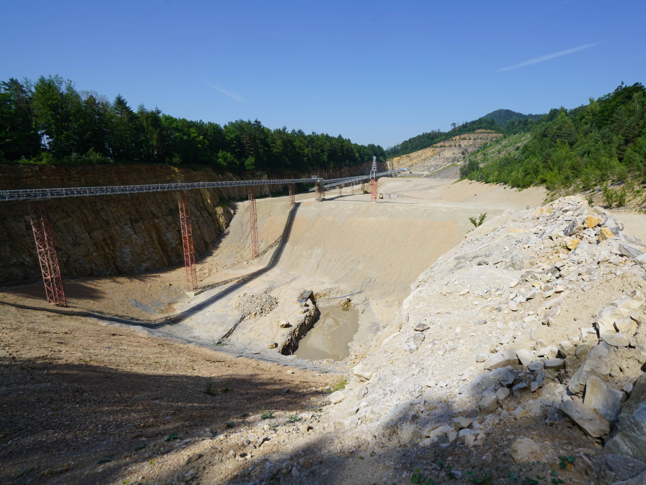 The planning of the excavation, infilling and final design requires the coordination of numerous interests – development, visual and noise protection, fauna, flora, air hygiene and much more.