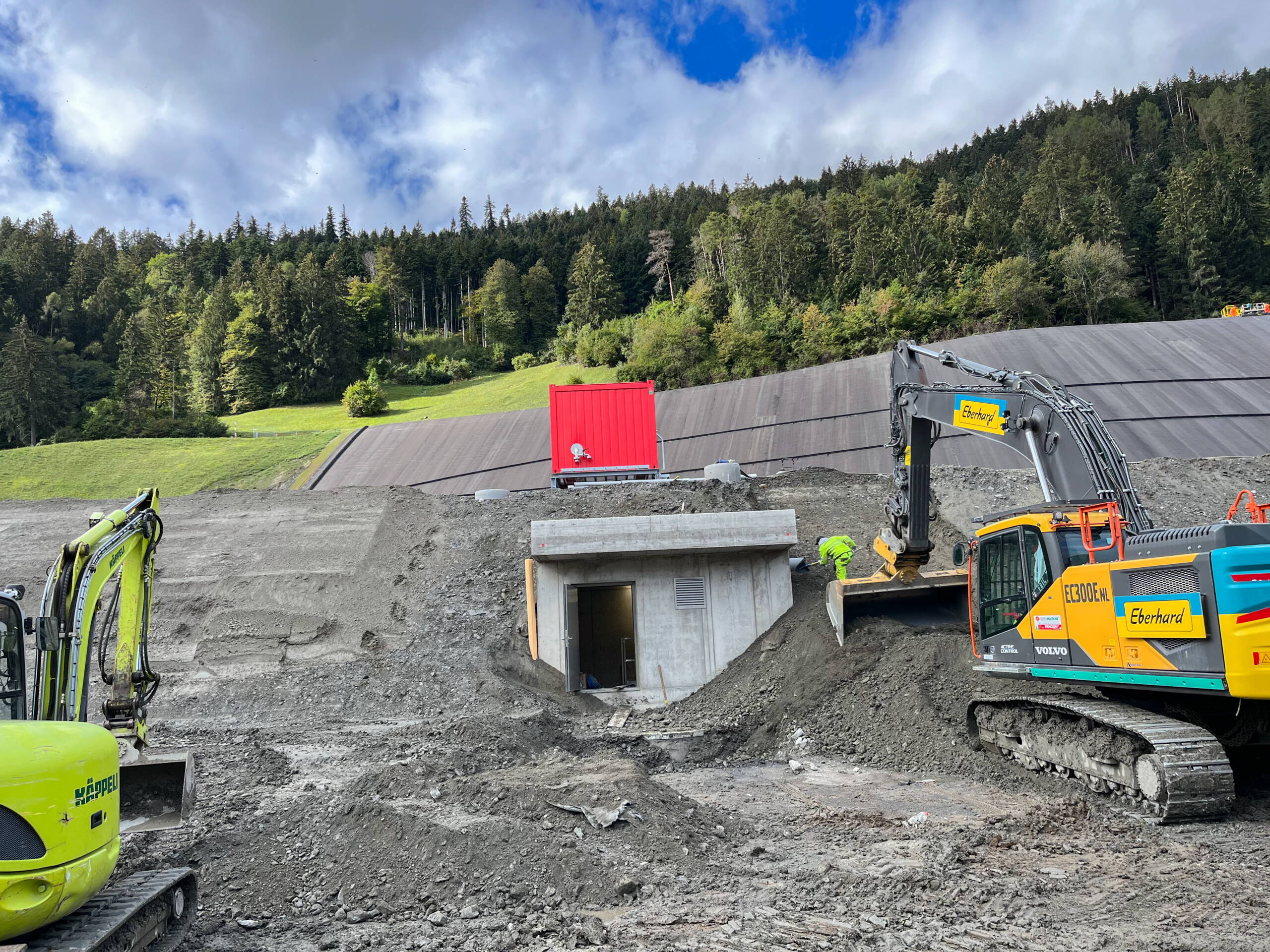 Das Bauwerk wurde mit dem Abschlussdamm überbaut.