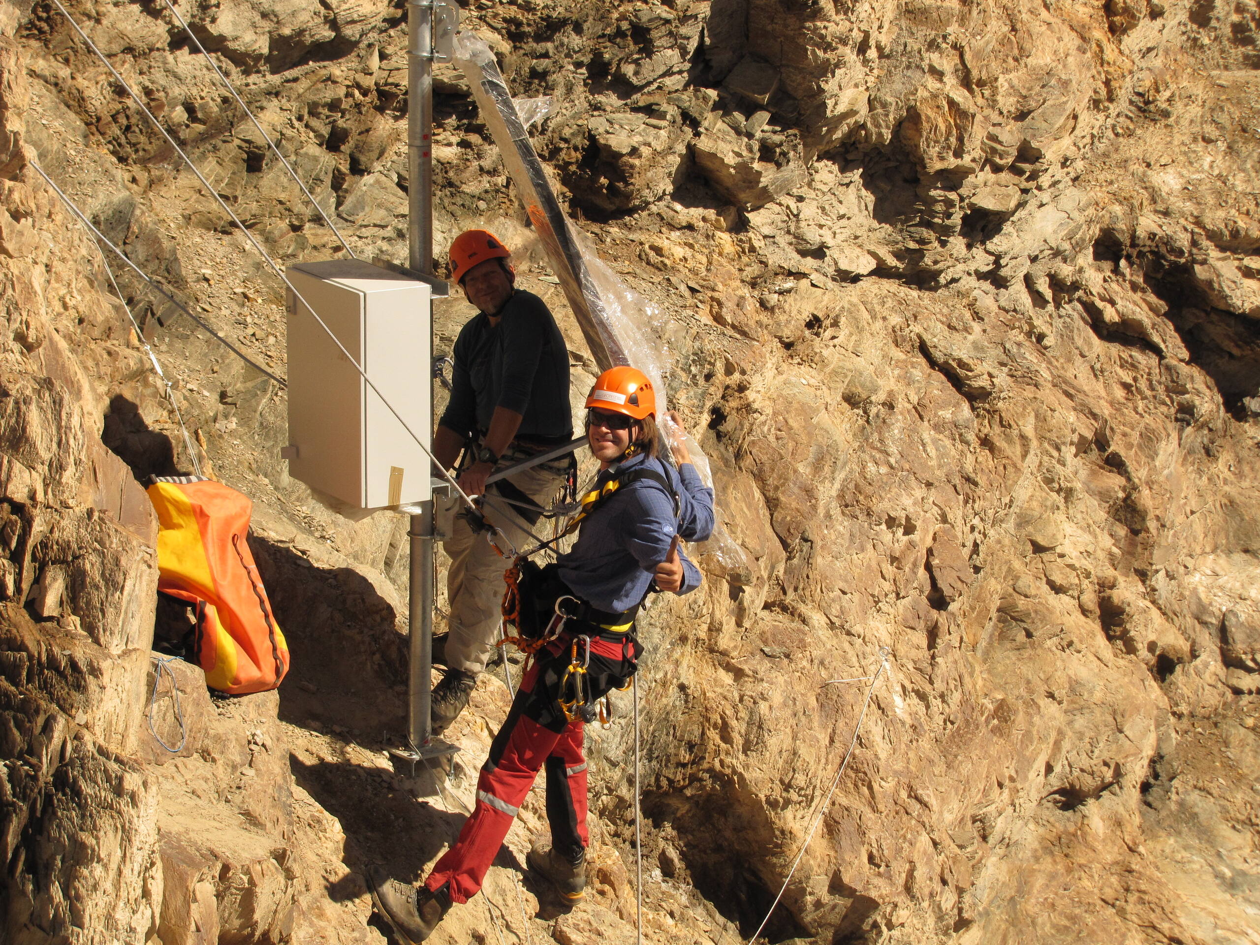 Die Anlage wird von den GEOTEST-Geologen installiert. Die Anlage wird von den GEOTEST-Geologen installiert.