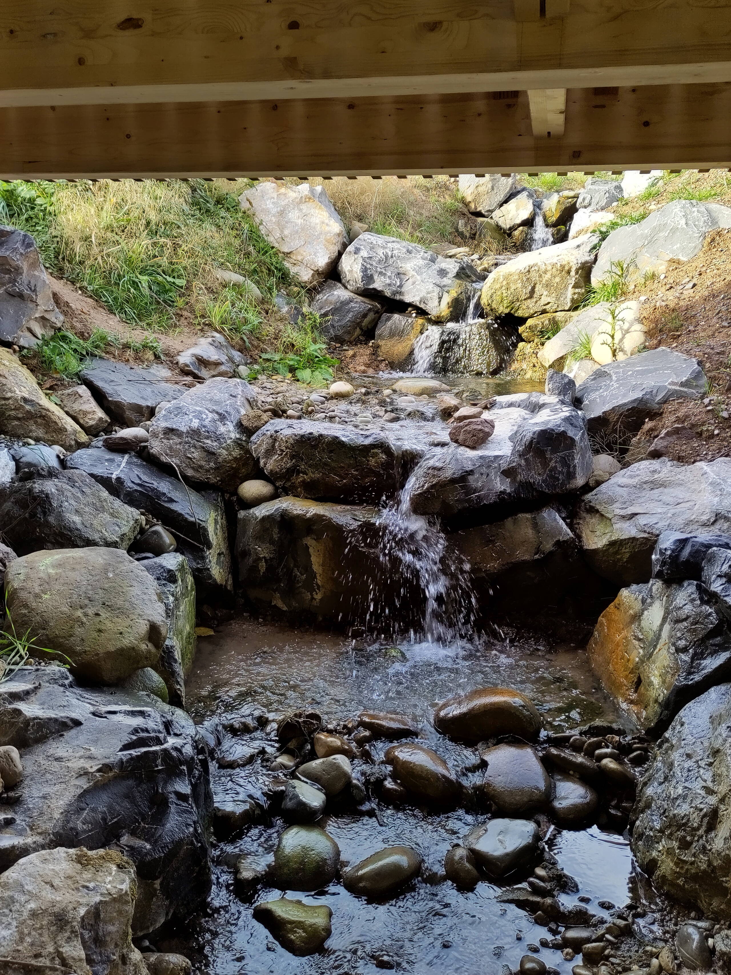 Les seuils en blocs stabilisent le lit du cours d’eau et empêchent son approfondissement. Ils garantissent ainsi la connectivité latérale autour du cours d’eau, en évitant la formation de berges trop raides pour les amphibiens et les mammifères qui cherchent à accéder à l’eau. Les seuils en blocs stabilisent le lit du cours d’eau et empêchent son approfondissement. Ils garantissent ainsi la connectivité latérale autour du cours d’eau, en évitant la formation de berges trop raides pour les amphibiens et les mammifères qui cherchent à accéder à l’eau.