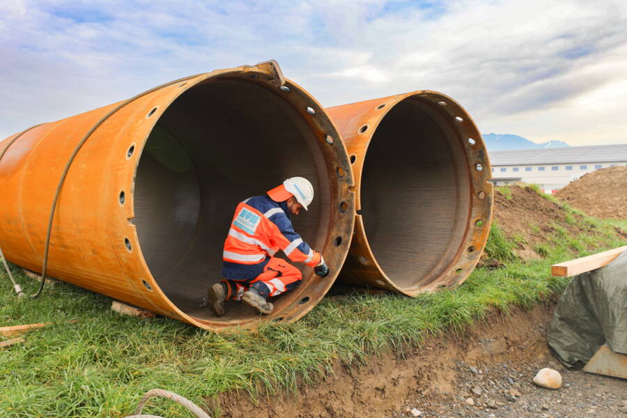 Die Bohrrohre, und damit auch die Bohrlöcher, haben einen Durchmesser von 1.80 Meter. 
