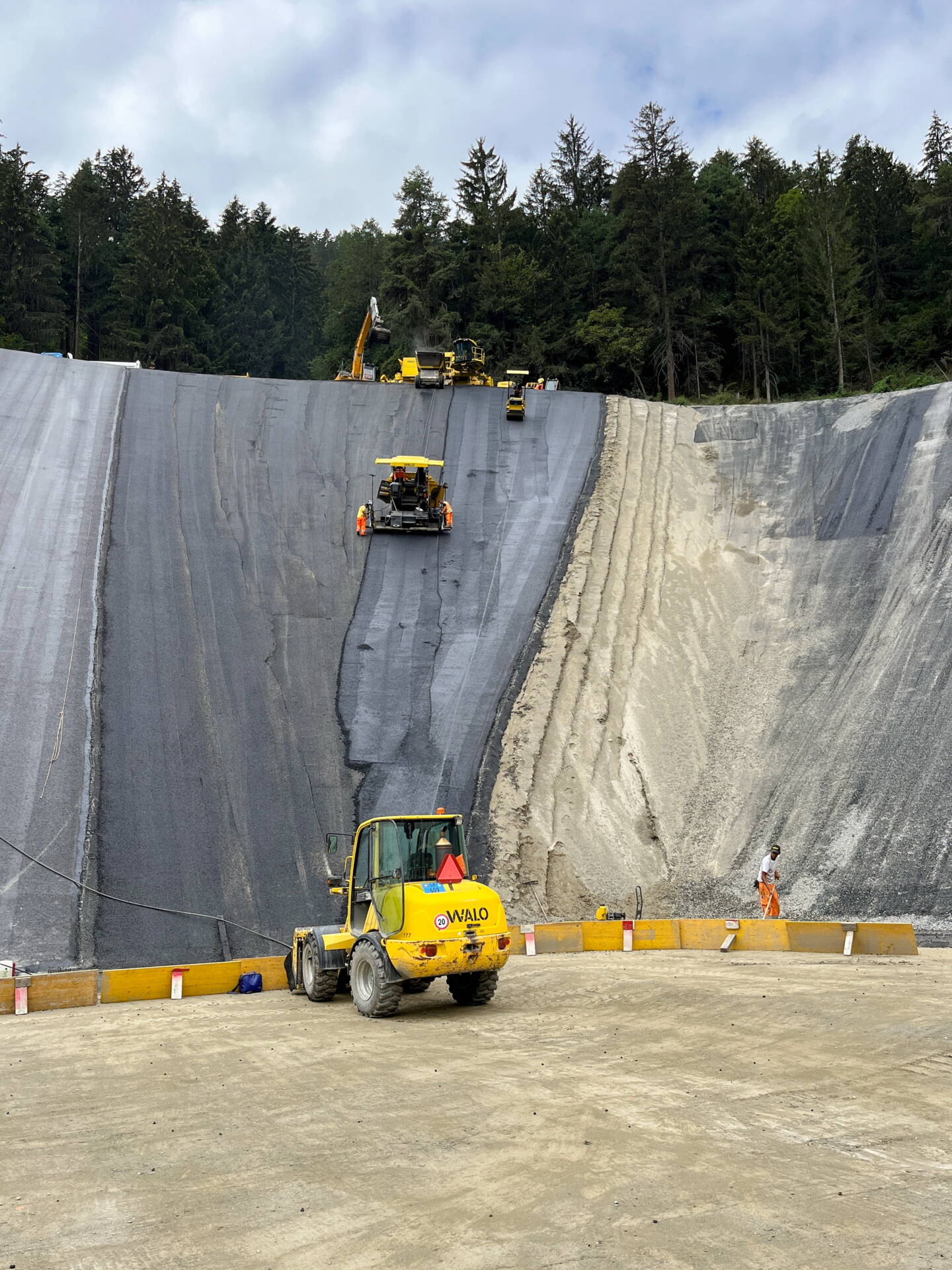 Einbau Dichtungsasphalt als technische Abdichtung bestehend aus der Tragschicht 5 cm und Dichtungsschicht 7 cm.