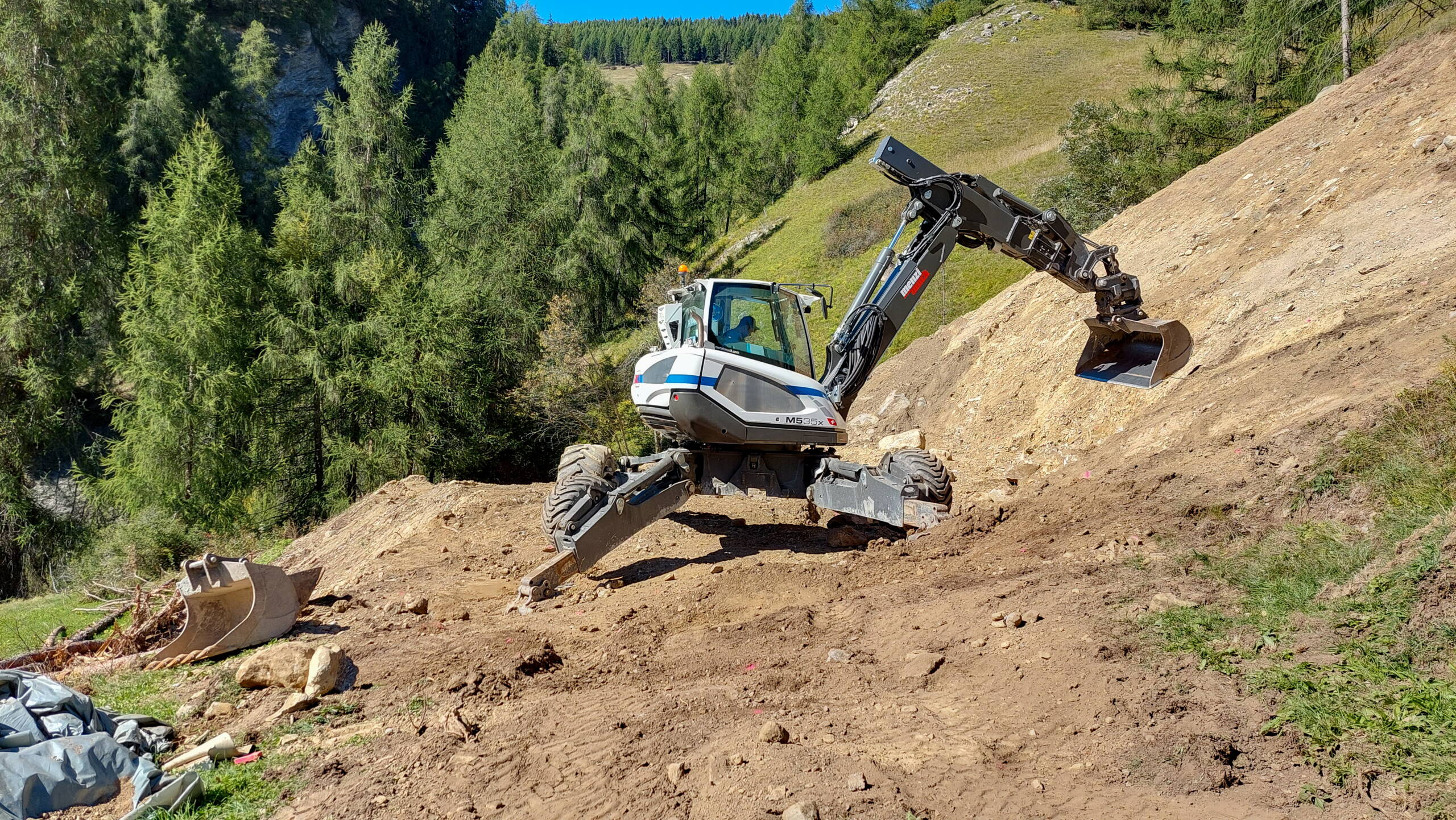 Bei der Rekultivierung des sanierten Bereichs wird ein standortüblichen Bodenaufbau wiederhergestellt und mit regional angepasstem Saatgut angesät.  