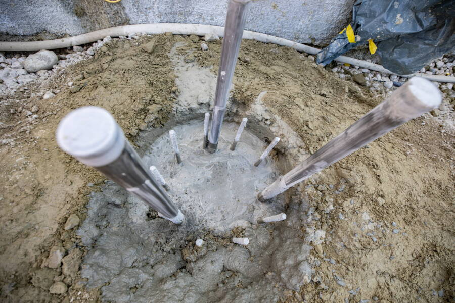 The concrete piles provide a secure foundation for the building and transfer the load to the molasse rock. The concrete piles provide a secure foundation for the building and transfer the load to the molasse rock.