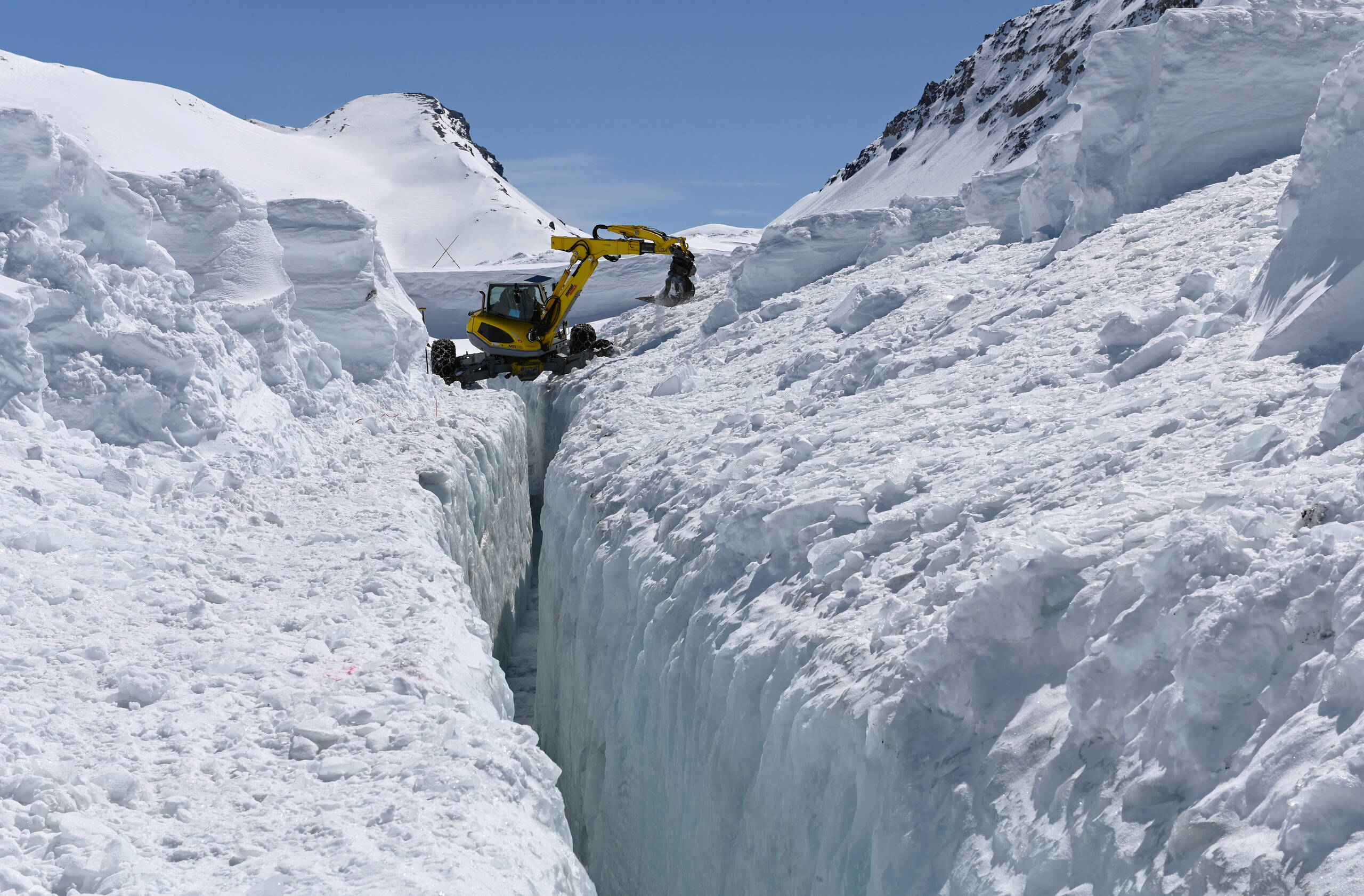 Plaine Morte Beidseits des Mikrotunnels wurde mit Baggern ein Eiskanal ausgehoben, um das Wasser des Gletschersees oberflächlich abzuleiten.